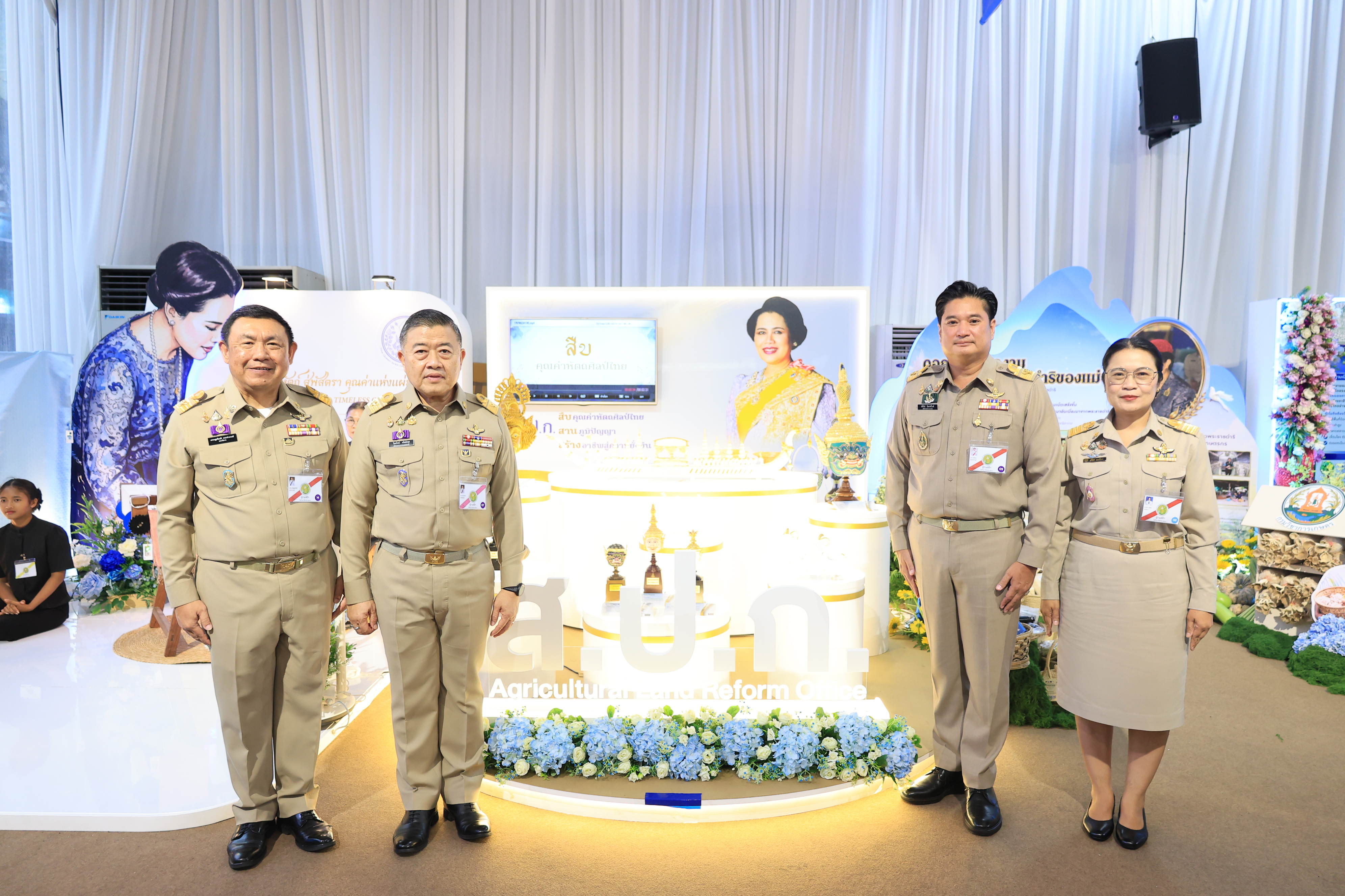 title - สำนักงานการปฏิรูปที่ดินเพื่อเกษตรกรรม ร่วมเฝ้าฯ รับเสด็จ สมเด็จพระกนิษฐาธิราชเจ้า กรมสมเด็จพระเทพรัตนราชสุดา ฯ สยามบรมราชกุมารี เสด็จพระราชดำเนินไปทรงเปิดงานเทิดพระเกียรติและน้อมรำลึก ในพระมหากรุณาธิคุณของสมเด็จพระนางเจ้าสิริกิติ์ พระบรมราชินีนาถ พระบรมราชชนนีพันปีหลวง “ภูษา ธัญญา ราชินี”